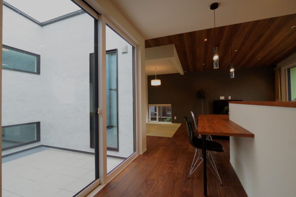 自然の光と風を感じられる空間で家族がゆったりと過ごせる