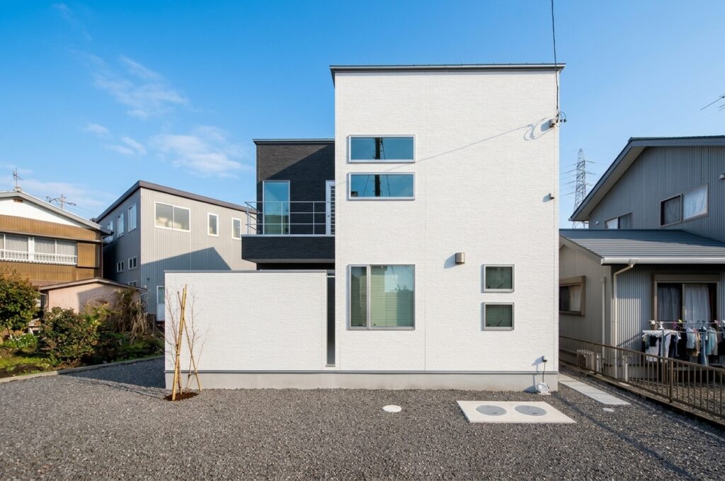 プライバシーに配慮したシンプルモダン住宅