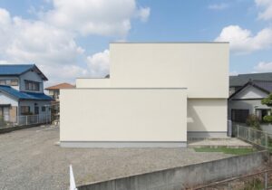 中庭を囲む  白い箱の家