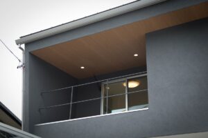 近隣と密集する立地でも光を採り込む家